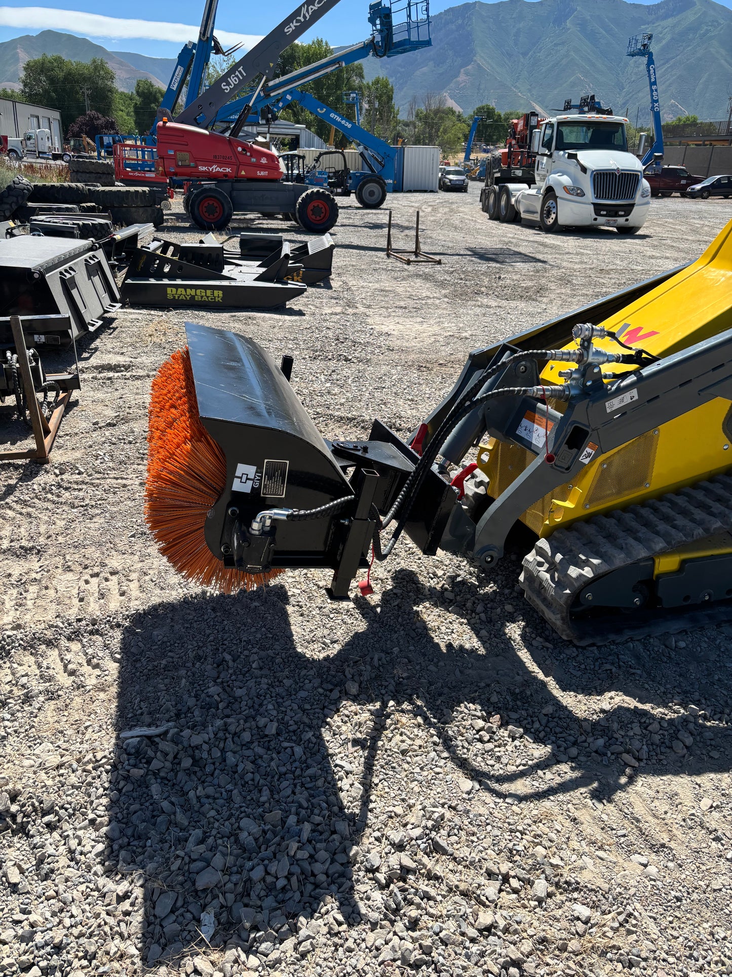 2025 New GIYI GY-QSJ Mini Skid Steer Sweeper Broom