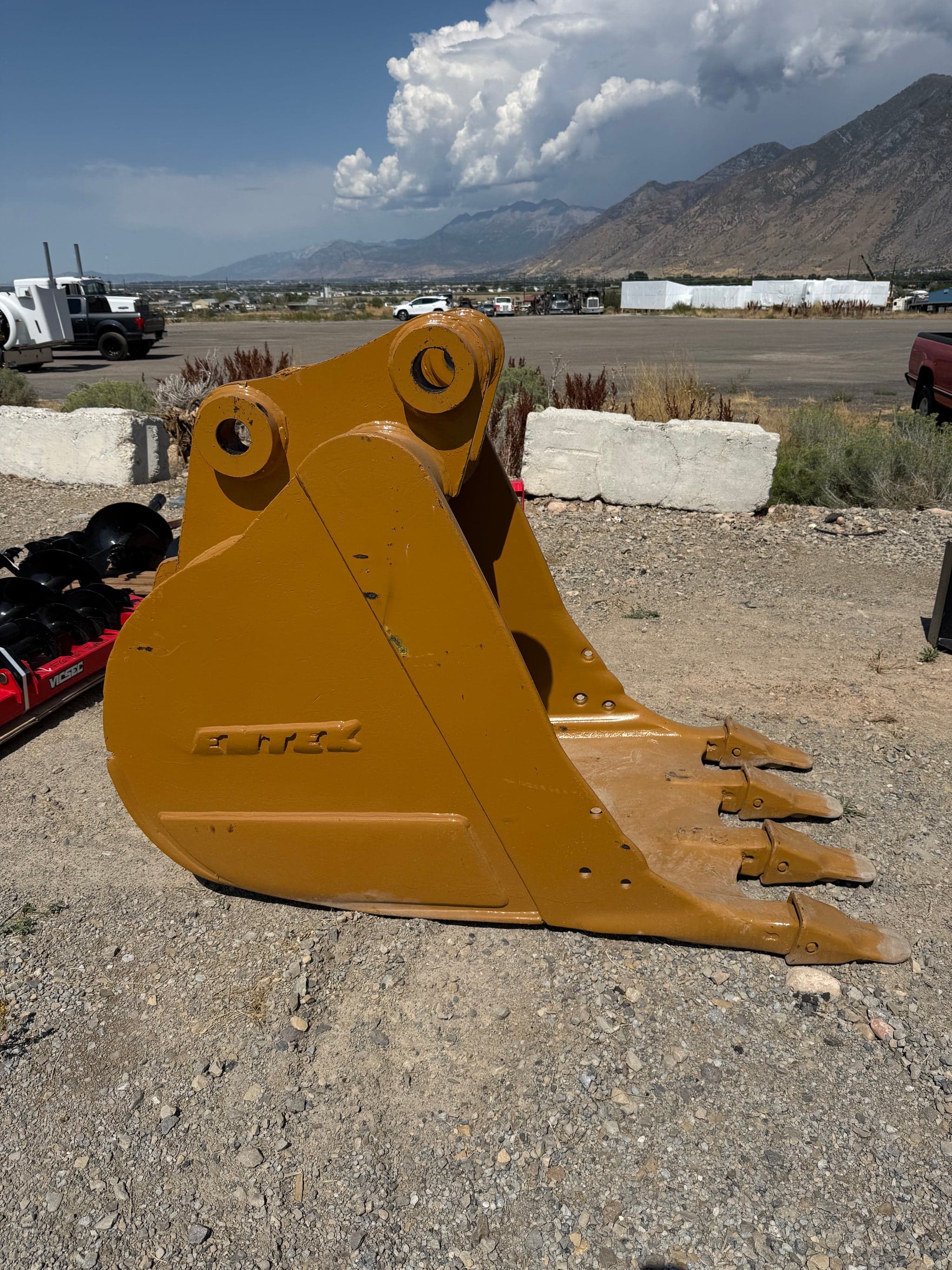 Versi Rentals – Entek 40 in Digging Cat Excavator Bucket – equipment for sale