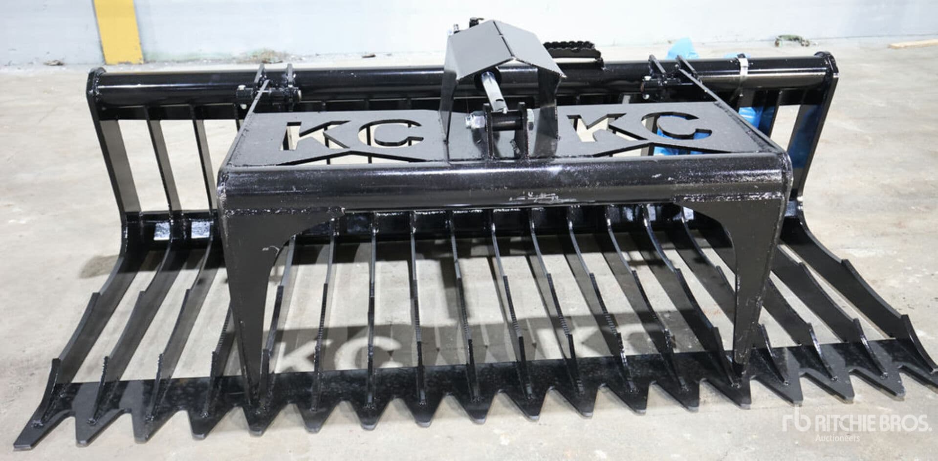Versi Rentals – 2025 QT-SG-S76-V3 76 in Skeleton Skid Steer Grapple Bucket – equipment for sale – photo 4