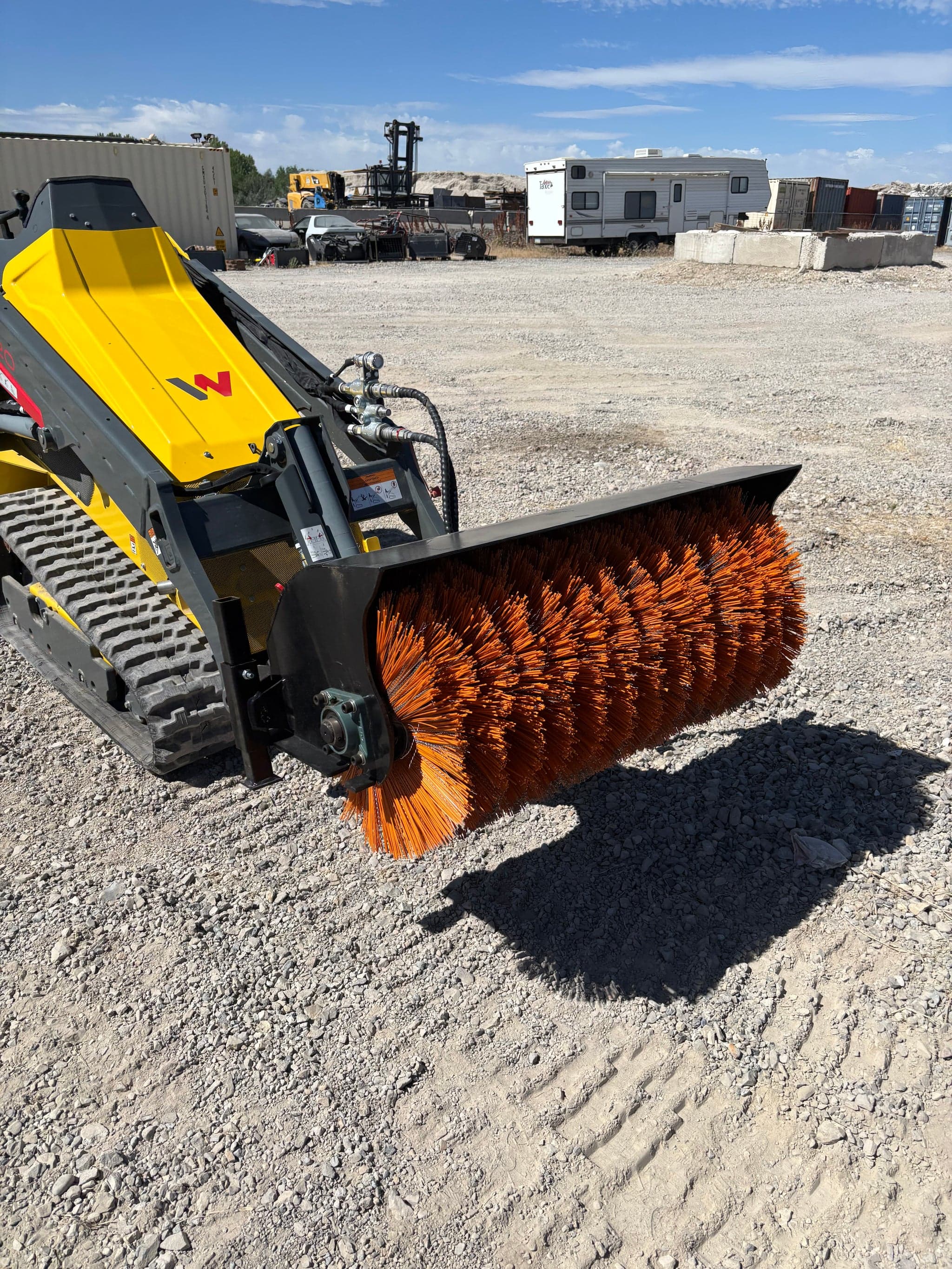 Versi Rentals – 2025 New GIYI GY-QSJ Mini Skid Steer Sweeper Broom – equipment for sale – photo 3