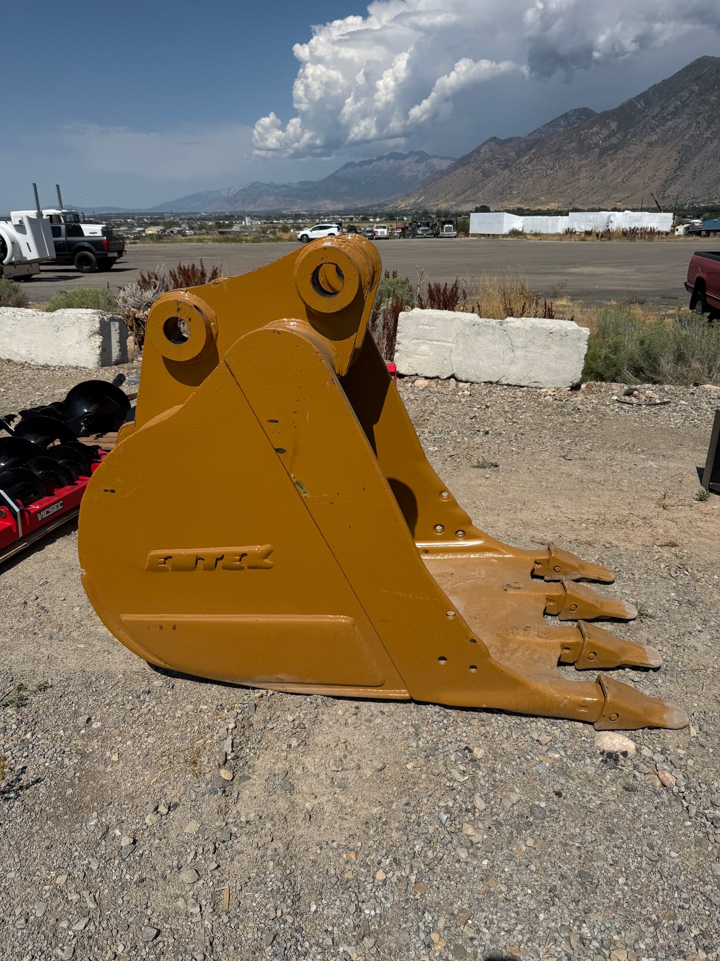 Entek 40 in Digging Cat Excavator Bucket