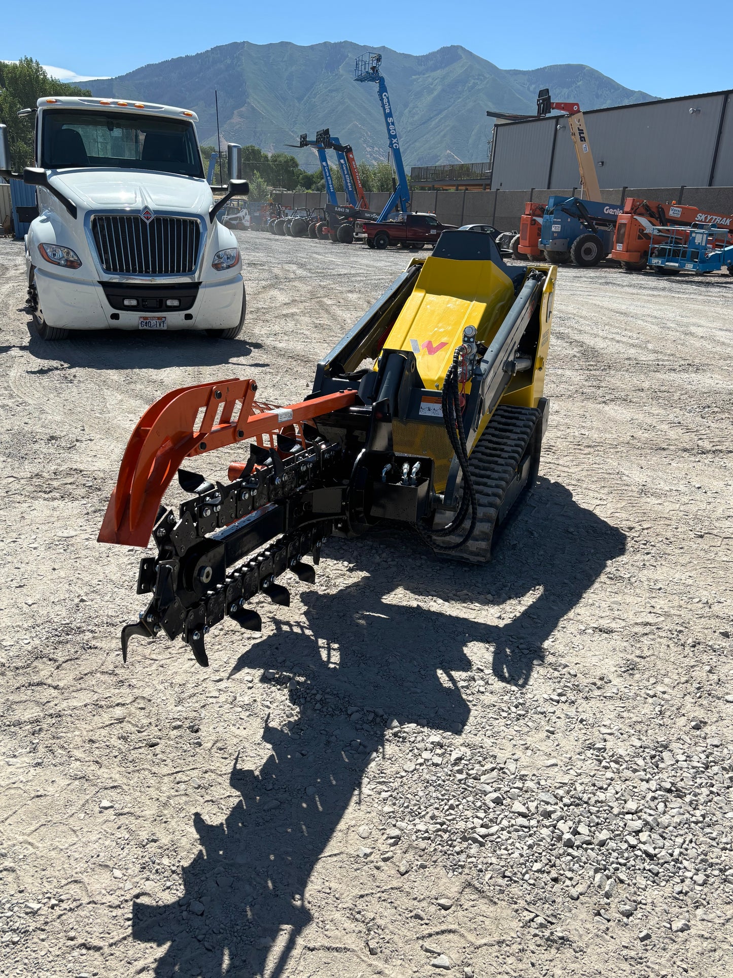 2025 GIYI GY-D380 24 in Mini Skid Steer Trencher